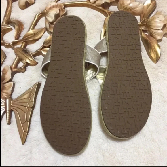 Elaine Turner Gold Thong Sandals Size 8 - Picture 3 of 6